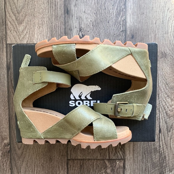 🆕 SOREL | Women Joanie Ii Olive Leather Sandals - Picture 2 of 3